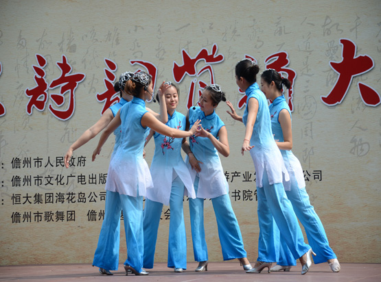 图3、比赛现场的文艺演出.JPG