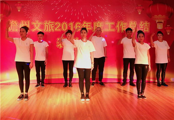 东坡公司符桂琼、柳和斌等手语表演《感恩的心》.jpg