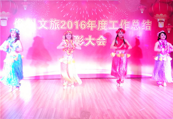 集团公司钟学琴、赵妙华等表演草裙舞《WAKA WAKA》_副本.jpg