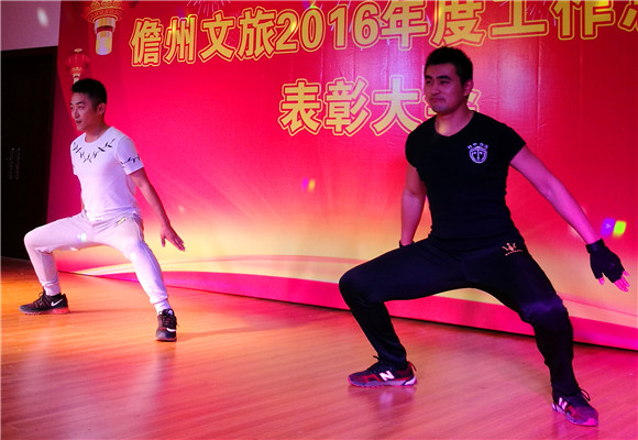 东坡公司梁卫栋、郑荣存《军体拳》表演_副本.jpg