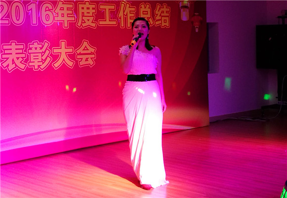 集团公司刘文雅独唱《美丽中国》_副本.jpg